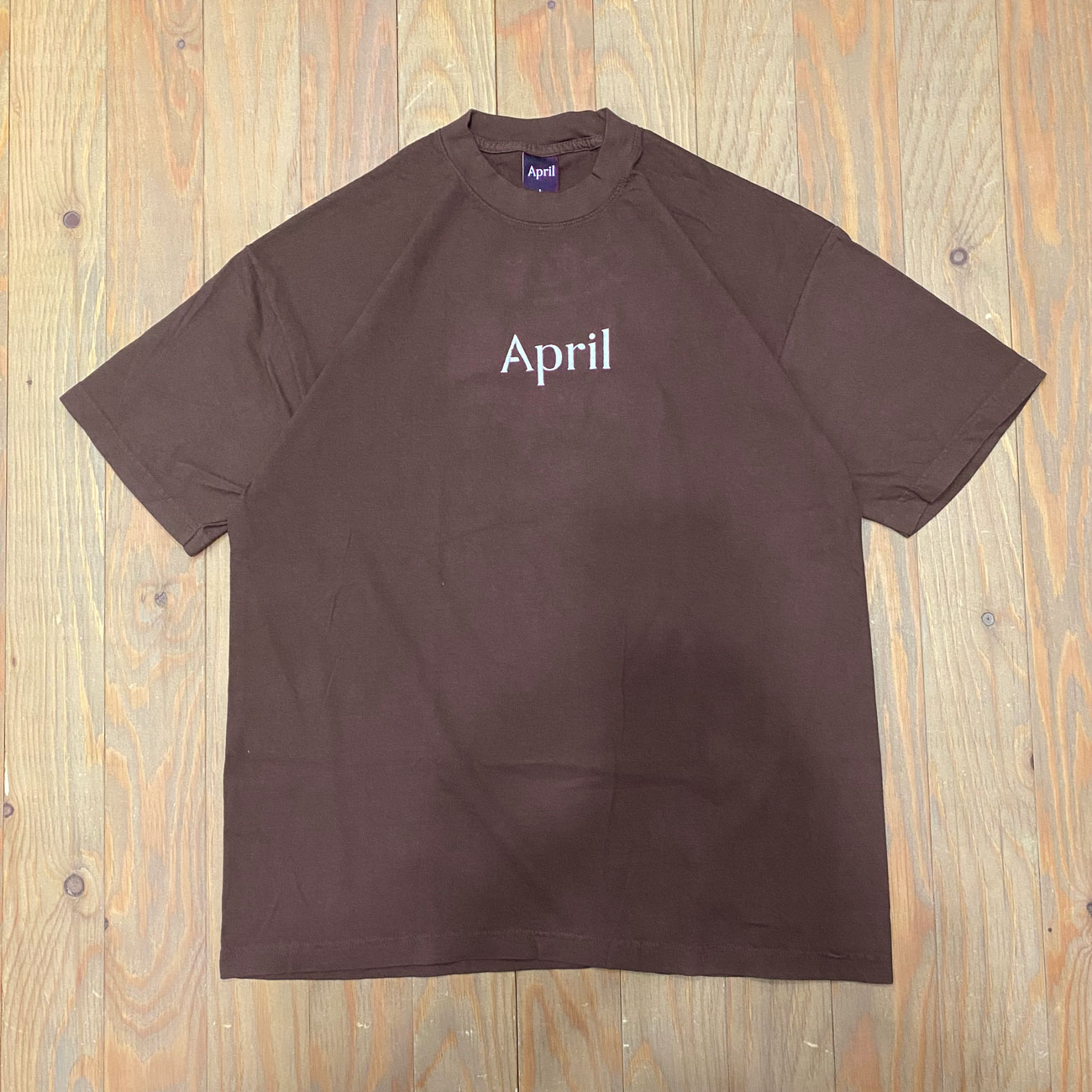 APRIL LOGO EMBROIDERY TEE