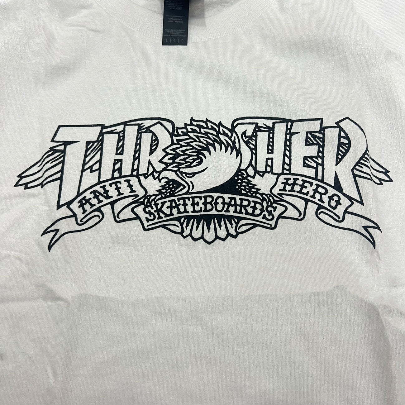 THRASHER × ANTIHERO MAGBANNER S/S T-SHIRT