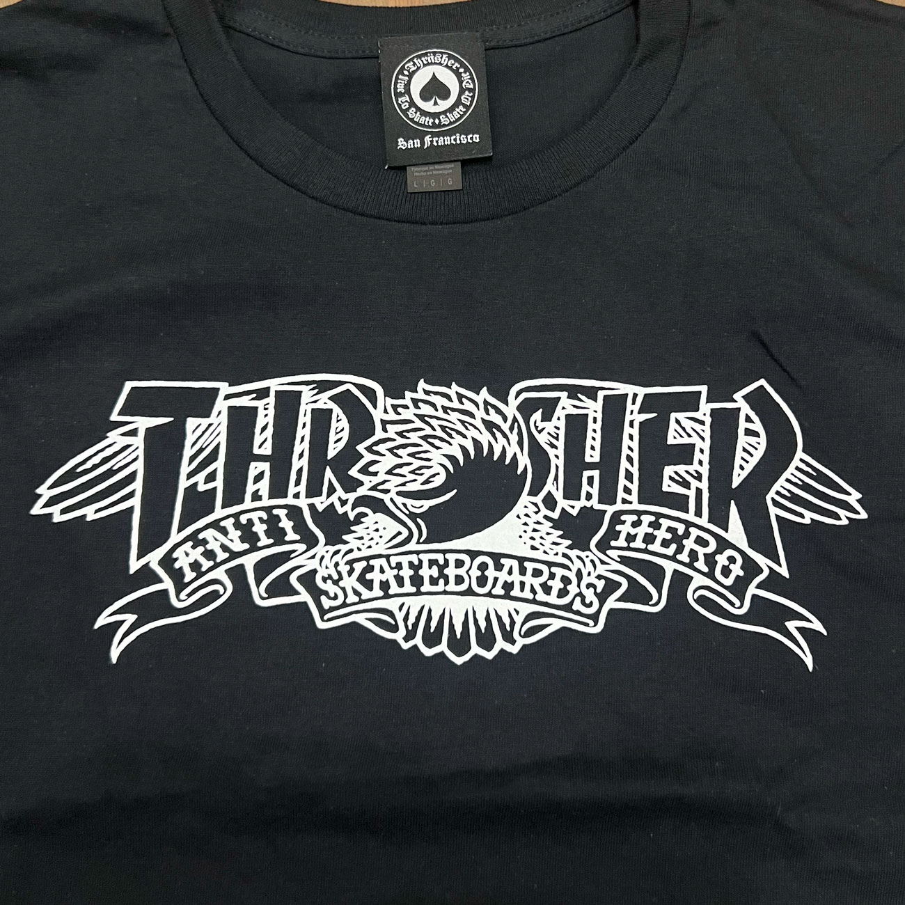 THRASHER × ANTIHERO MAGBANNER S/S T-SHIRT