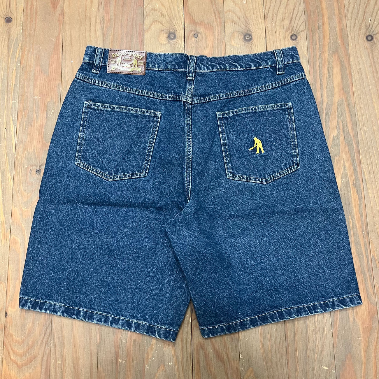 PASS~PORT WORKERS CLUB JEAN SHORT R44