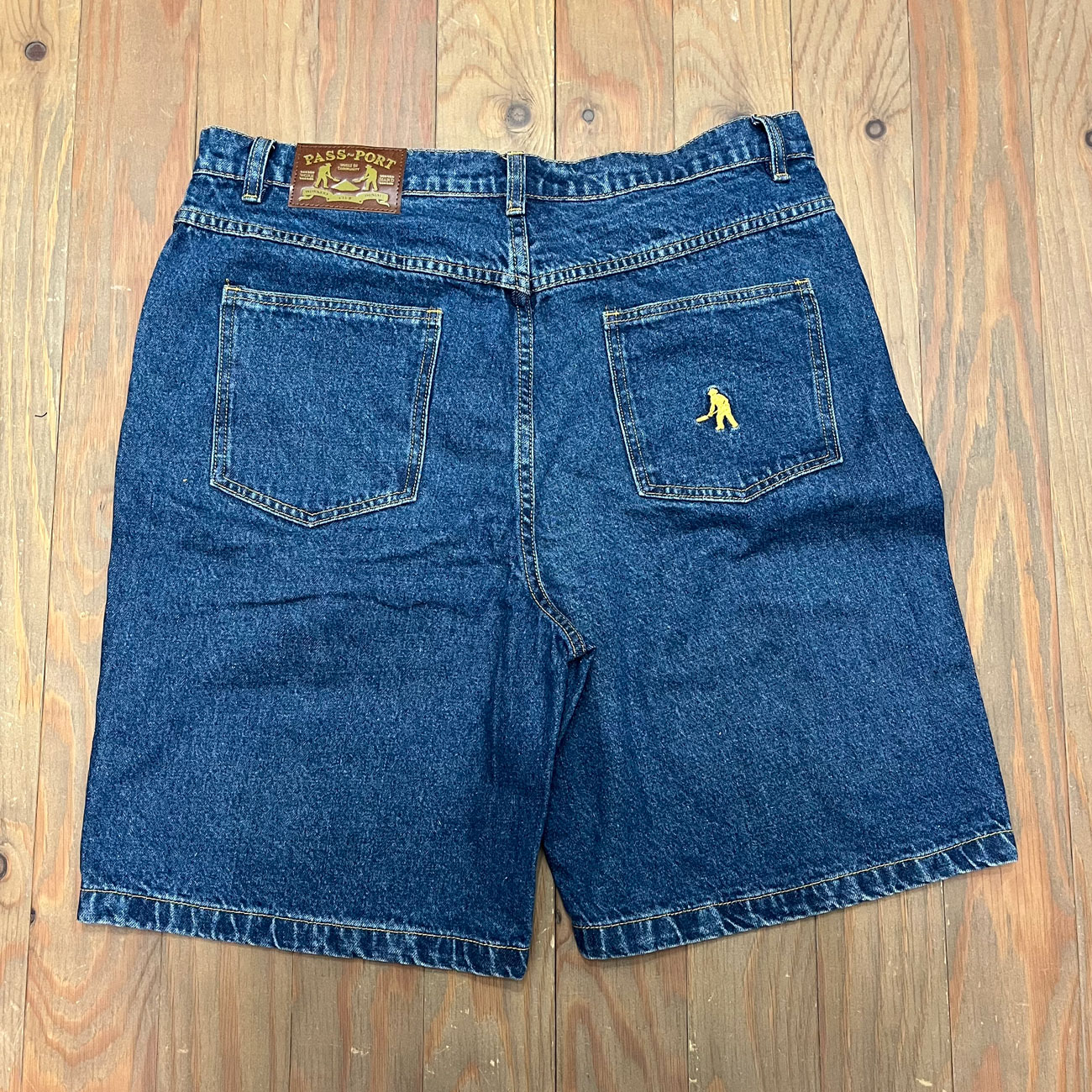 PASS~PORT WORKERS CLUB JEAN SHORT R44