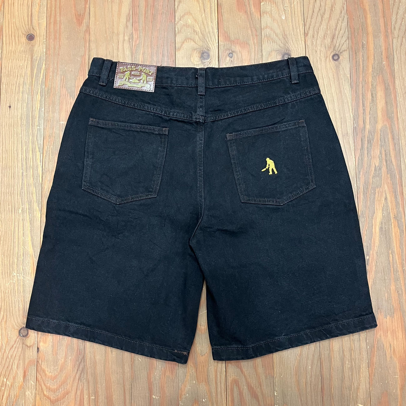 PASS~PORT WORKERS CLUB JEAN SHORT R44