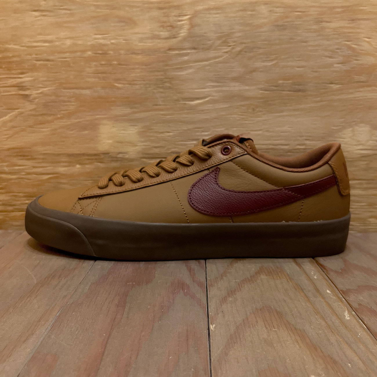 NIKE SB ZOOM BLAZER LOW PRO GT LIGHT BRITISH TAN/DARK TEAM RED 