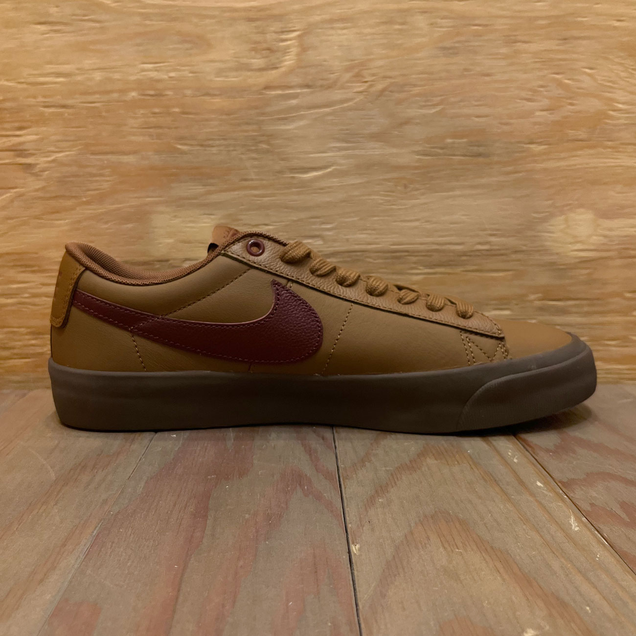 NIKE SB ZOOM BLAZER LOW PRO GT LIGHT BRITISH TAN/DARK TEAM RED 