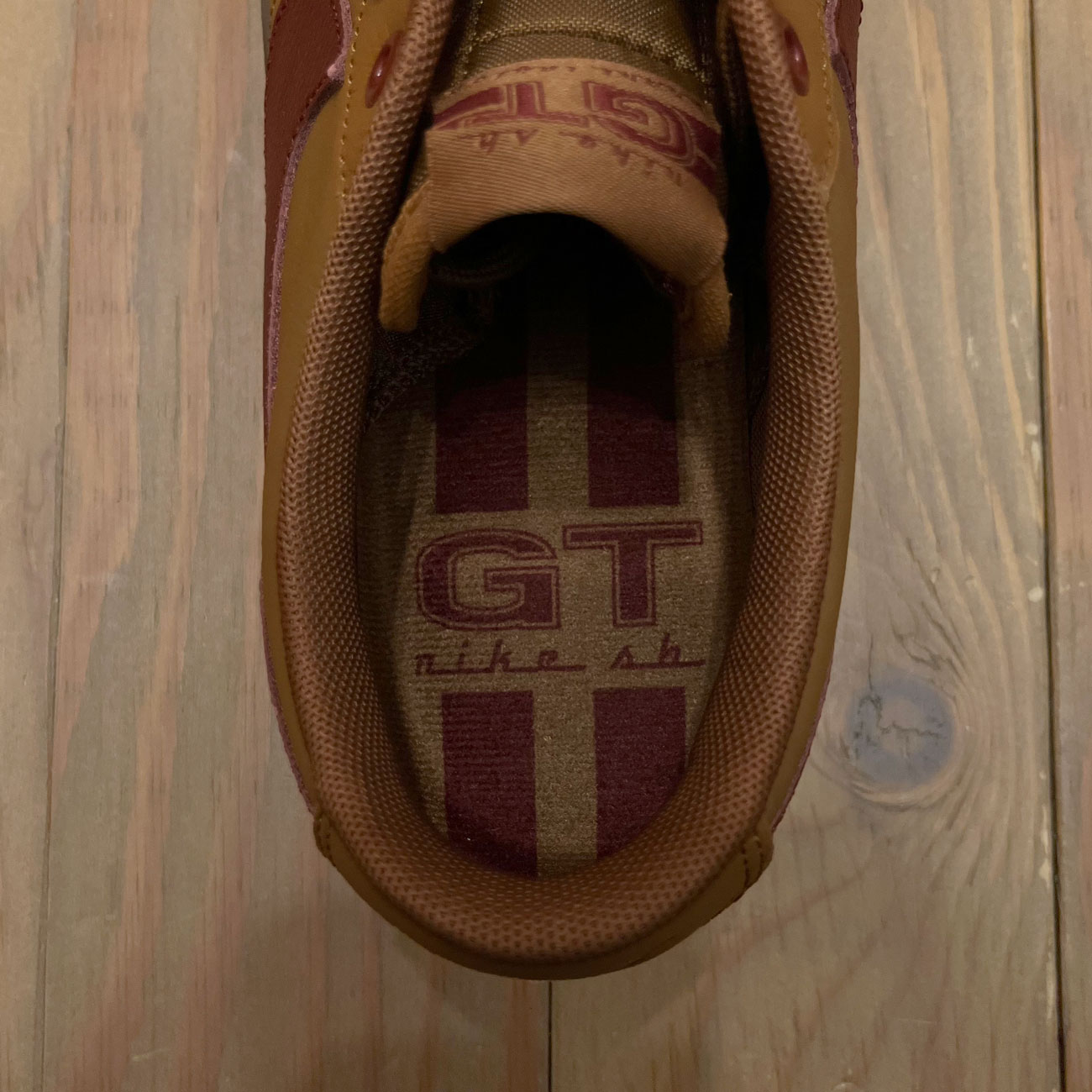 NIKE SB ZOOM BLAZER LOW PRO GT LIGHT BRITISH TAN/DARK TEAM RED 