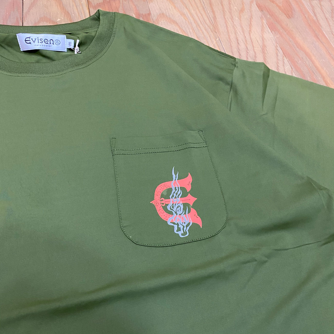 EVISEN RECTANGLE LOGO POCKET TECH TEE