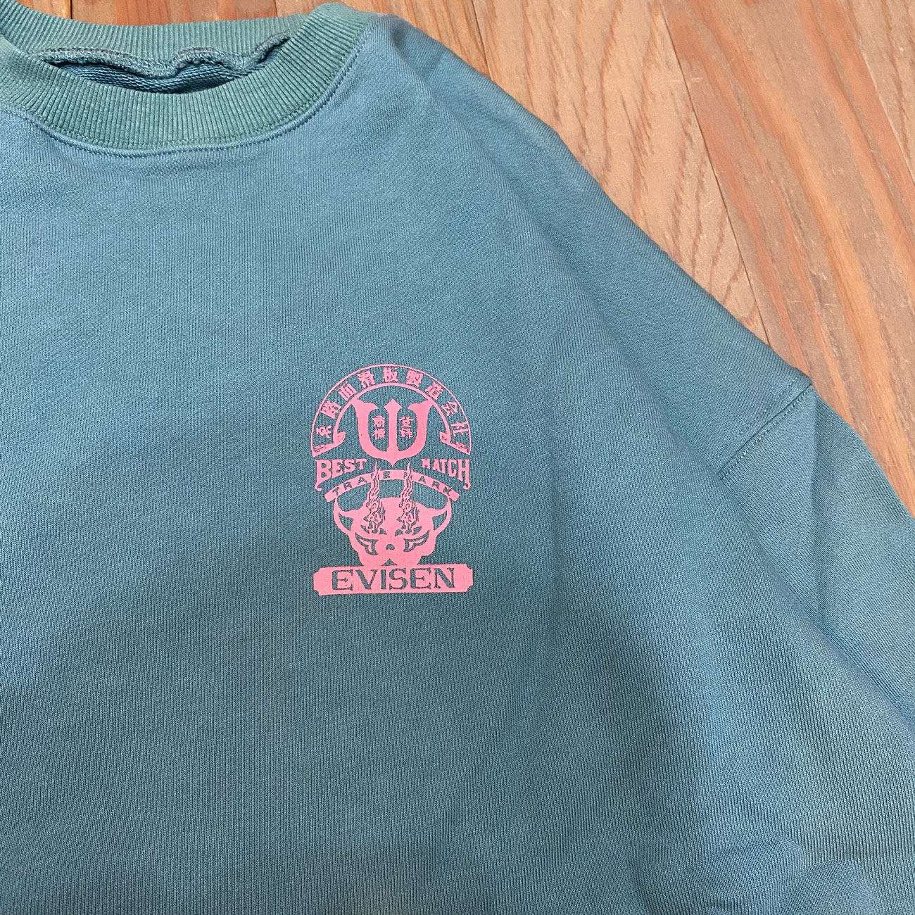 EVISEN TIGER MATCH EMBLEM CREW SWEAT TURQUOISE