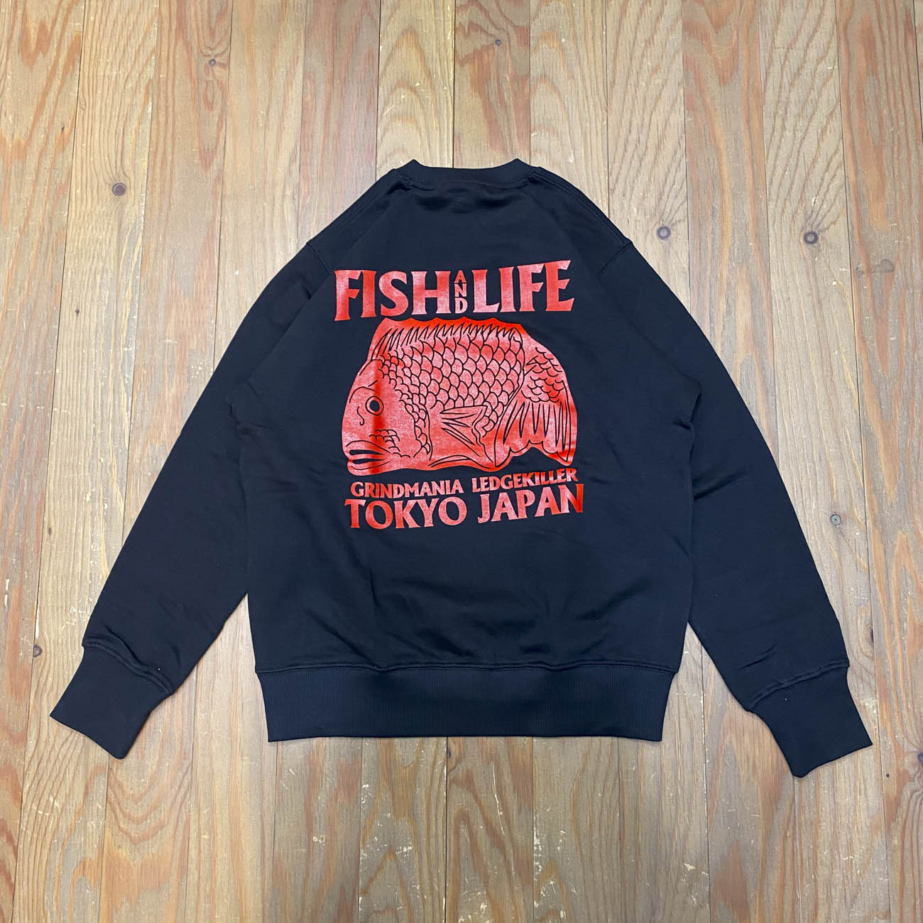 FISH & LIFE スクエア LOGO CREWNECK